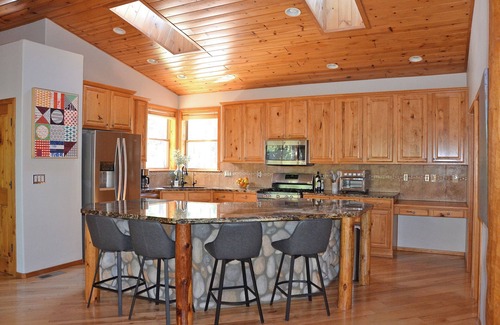 Torreon Cabin | Luxury retreat in Torreon, KING beds, huge covered deck and EV chargernnn