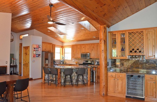 Torreon Cabin | Luxury retreat in Torreon, KING beds, huge covered deck and EV chargernnn