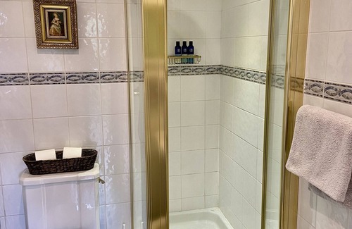North Richmond Bed & Breakfast | Luxury room in Richmond: ensuite, parking and 2 free tickets to Kew Gardens