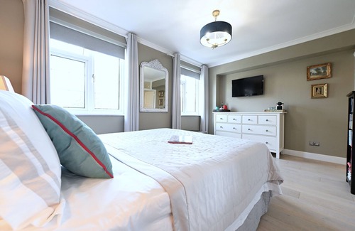 North Richmond Bed & Breakfast | Luxury room in Richmond: ensuite, parking and 2 free tickets to Kew Gardens