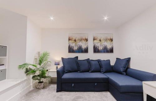 Westbrook House | Luxury Seaside Home Parking, Sleeps 8 By Adliv