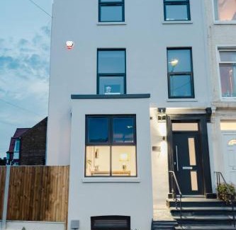 Westbrook House | Luxury Seaside Home Parking, Sleeps 8 By Adliv