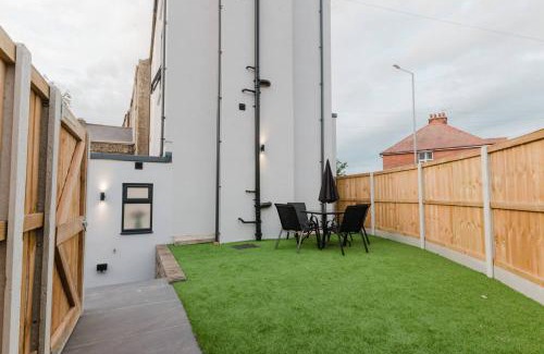 Westbrook House | Luxury Seaside Home Parking, Sleeps 8 By Adliv