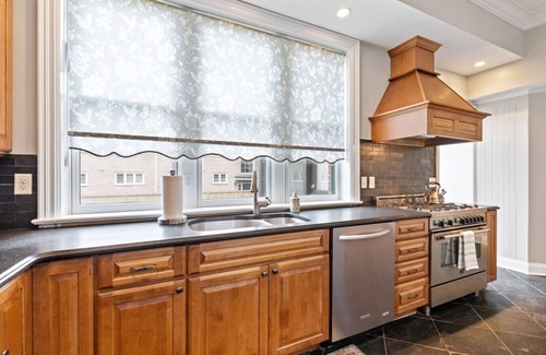East Avenue House | Luxury * Seven Chandelier * Mansion