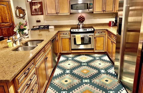 Four O'Clock Condo | Luxury Spacious Bluesky Condo within 30 yards of the Snowflake Lift 2BR/2 BA