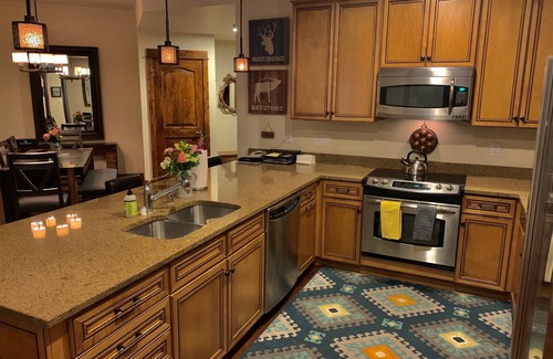 Four O'Clock Condo | Luxury Spacious Bluesky Condo within 30 yards of the Snowflake Lift 2BR/2 BA