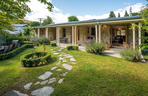 Arrowtown House | Luxury spacious cottage in prime location