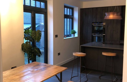 Chichester House | Luxury spacious detached house in heart of city centre with parking