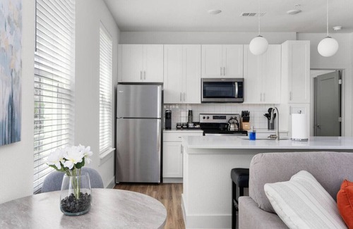 Pflugerville Apartment | Luxury Stay! 1B/1B w/Gym, Pool, & Shops Nearby