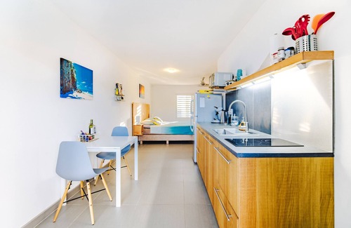 Sint Willibrordus Apartment | Luxury Studio, Oasis of Peace, Centrally Located Close to Most Beautiful Beaches