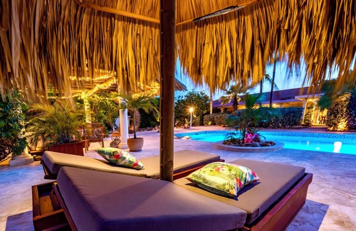 Sint Willibrordus Apartment | Luxury Studio, Oasis of Peace, Centrally Located Close to Most Beautiful Beaches