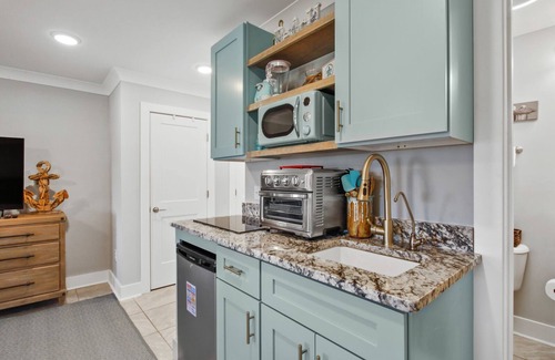 Tybee Island Apartment | Luxury studio for 2 humans &1 pup, on quiet North Beach!