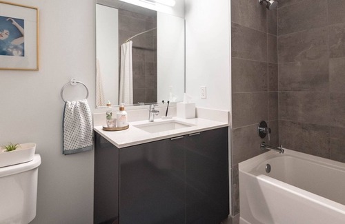 Queens Apartment | Luxury Studio with Pool and Gym