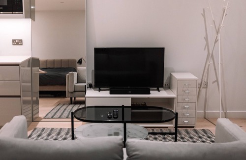 Elephant and Castle Apartment | Luxury Studio Zone 1 & Lovely View of London Eye
