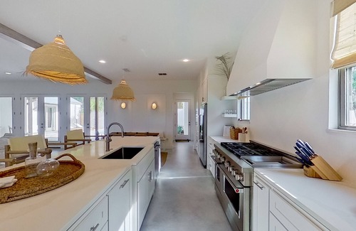 Arp House | Luxury stunner with private pool, cabana, chef's kitchen, & AC - dog-friendly