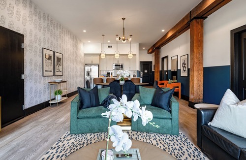 Central Business District Hotel | Luxury Suite | Rooftop Pool | Walk-French Qtr