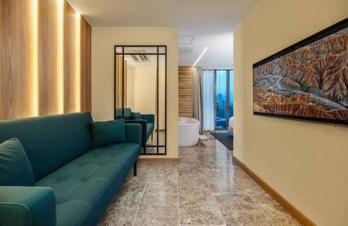 Zona Rosa Hotel | Luxury Suite with AC, Private Hot Tub & City View
