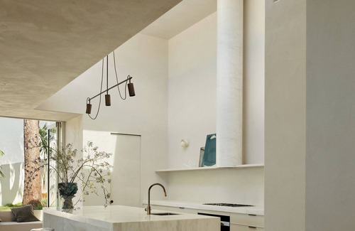 Whale Beach House | Luxury Sun-drenched Palm Beach resort style living with all the modern amenities