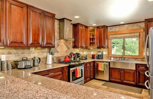 Truckee House | Luxury Tahoe/Donner Home w/Mountain Views, Sauna & Hot Tub! - 6 Bed/4.5 Bath