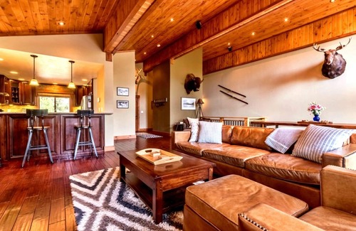Truckee House | Luxury Tahoe/Donner Home w/Mountain Views, Sauna & Hot Tub! - 6 Bed/4.5 Bath