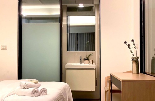 Bangkok Central Business District Condo | Luxury Entire Apartment for 4 people near BTS Asok/Terminal 21/Sukhumvit MRT