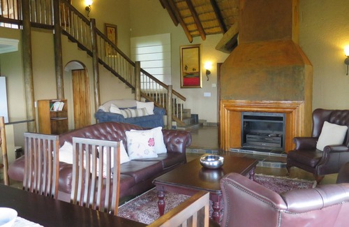 Northcliff Villa | Luxury Thatched Villa With Balcony Overlooking Johannesburg - Sleeps Six