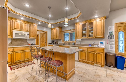 Westport House | Luxury, Theater Room, Pool Table, Close to Town/Beach (Amber)