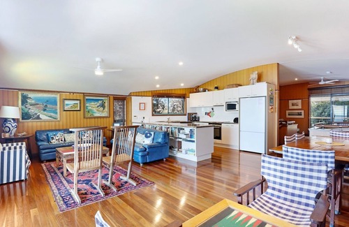 Point Lookout Apartment | Luxury three bedroom unit with spectacular beach and ocean views.
