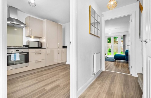 Bordesley House | Luxury Three Bedroom House - Parking - Garden