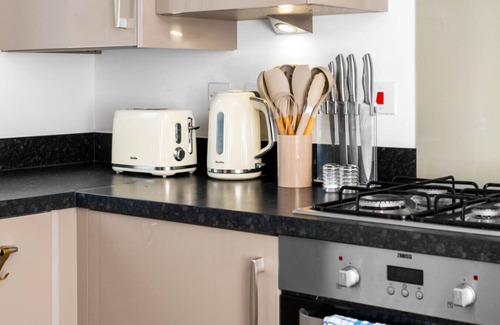 Bordesley House | Luxury Three Bedroom House - Parking - Garden