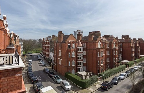 Ravenscourt Park Apartment | Luxury Three-Bedroom En-Suite Apartment near Hammersmith