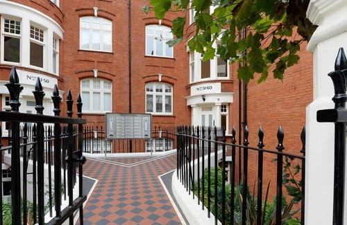 Ravenscourt Park Apartment | Luxury Three-Bedroom En-Suite Apartment near Hammersmith