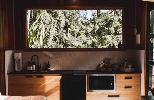 Cardiff Bed & Breakfast | Luxury Tiny home, Outdoor bath, Infrared Sauna, Fire pit