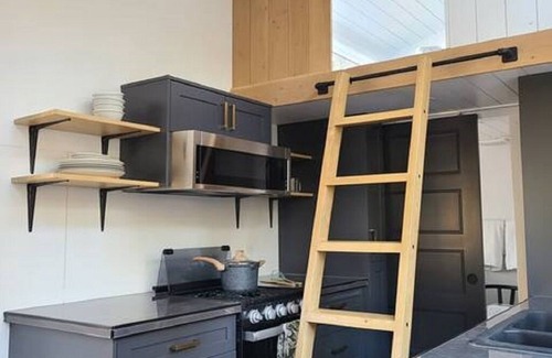 Bellevue Cabin | Luxury Tiny Home Cabin, 2 Bedrooms, can sleep 5