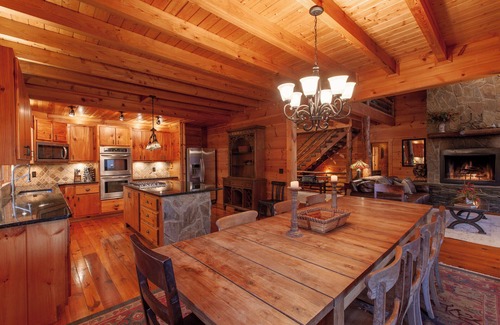 Blue Ridge Cabin | Luxury Toccoa River Lodge – 5 Suites, 15 Min to Downtown