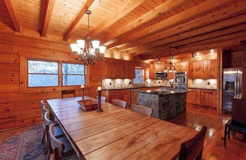 Blue Ridge Cabin | Luxury Toccoa River Lodge – 5 Suites, 15 Min to Downtown