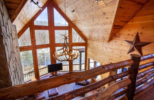 Blue Ridge Cabin | Luxury Toccoa River Lodge – 5 Suites, 15 Min to Downtown