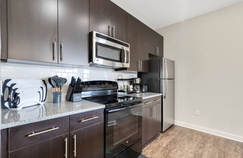 Hyde Park Apartment | Luxury Top floor escape W/Pool,Gym,FREE parking!