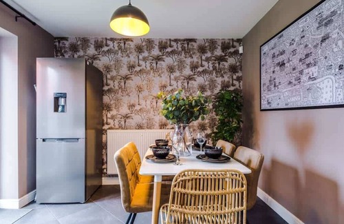 Chester Condo | Luxury Town House Chester City with Driveway & EV