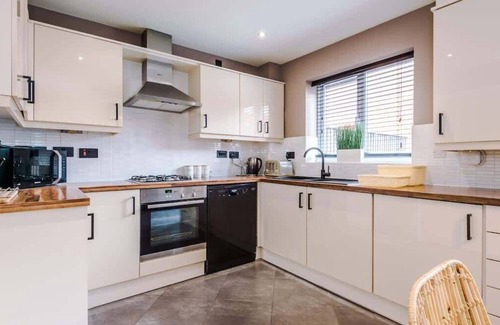 Chester Condo | Luxury Town House Chester City with Driveway & EV
