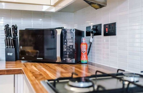 Chester Condo | Luxury Town House Chester City with Driveway & EV