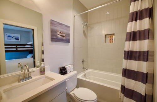 Nashville House | Luxury Townhome Skyline Views Mins To DT