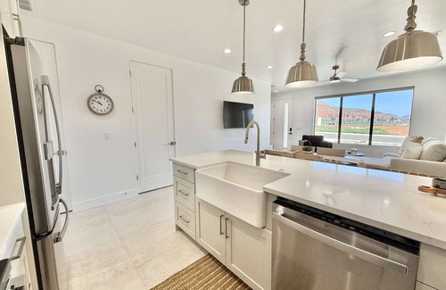Kanab House | Luxury Townhome w/Red Rock Views Near Zion & Bryce