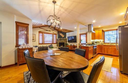 Mammoth Lakes House | Luxury Townhome, Walk to the Village, Wifi, Private Spa & Garage