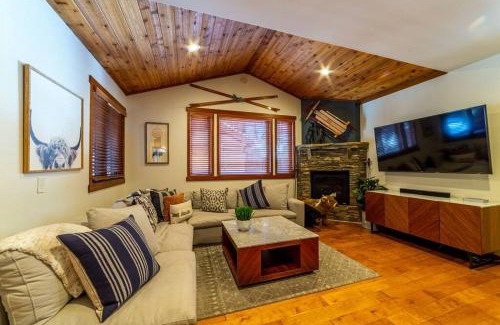 Mammoth Lakes House | Luxury Townhome, Walk to the Village, Wifi, Private Spa & Garage