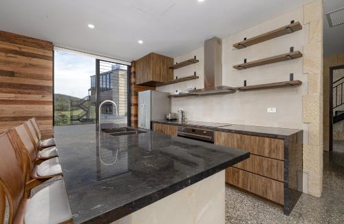 Mount View Apartment | Luxury Two Bedroom with Vineyard Views The Reserve Retreat U10
