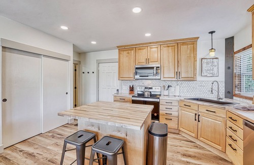 Silvercreek Condo | Luxury Updated 2BR2BA/Walk to Base/Bike Hike Fish Golf/STUNNING Mountain Views🌄