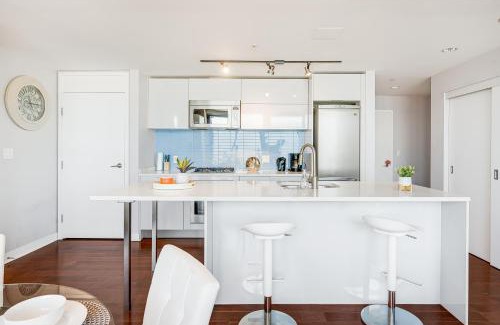 Gastown Apartment | Luxury Urban Escape with Million-Dollar Vancouver Views