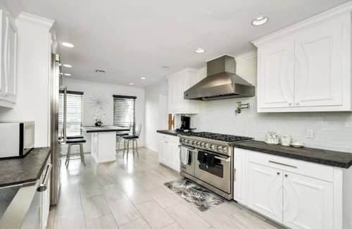 Waller House | Luxury villa. 3 ensuite bedrooms. Huge parkingnn