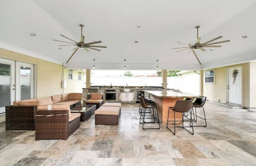 Waller House | Luxury villa. 3 ensuite bedrooms. Huge parkingnn